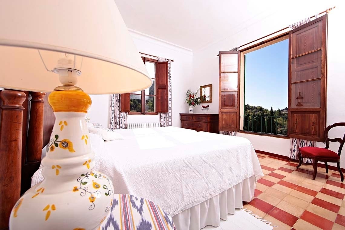 un dormitorio con dos camas y una lámpara