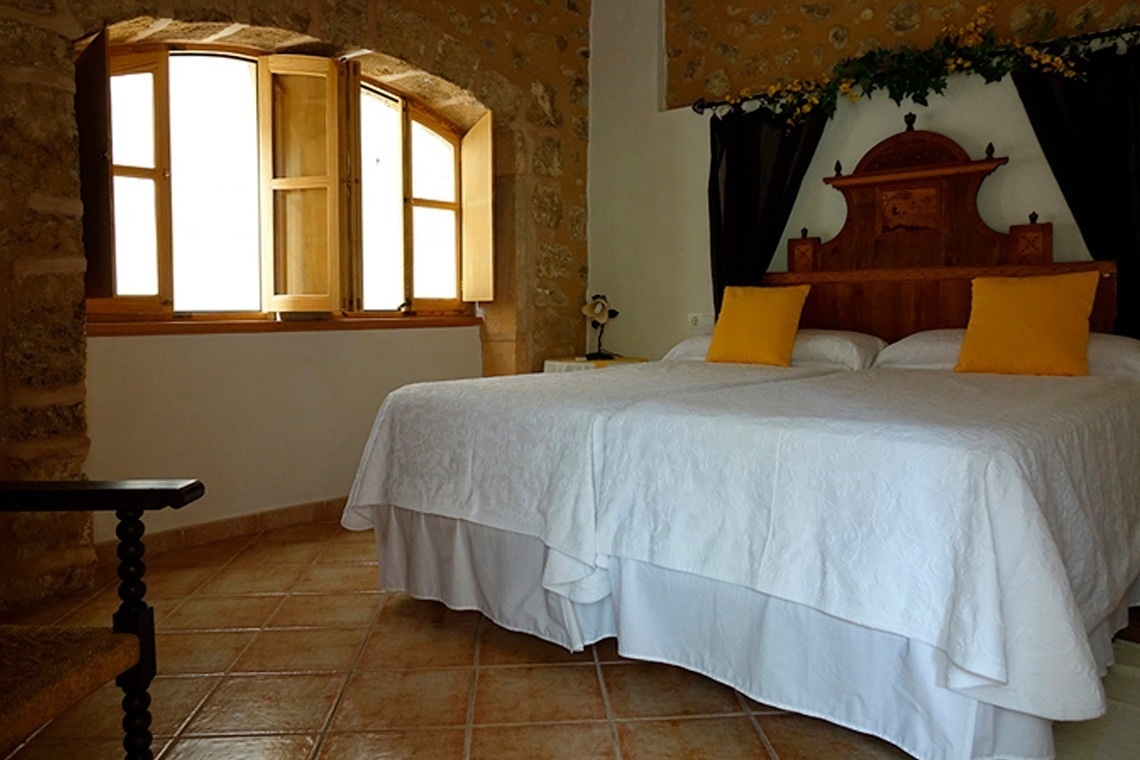 una habitación con dos camas y una ventana