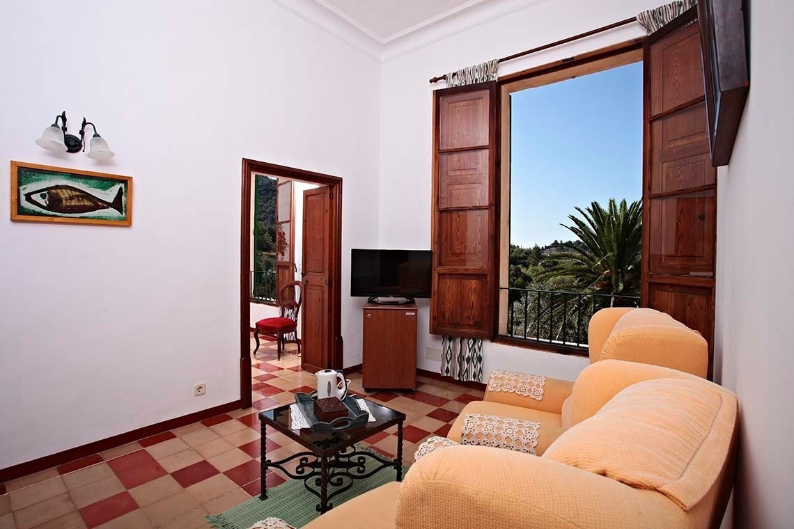 una sala de estar con un sofá y una televisión