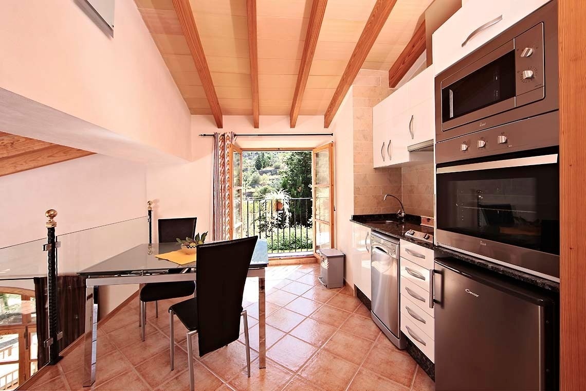 una cocina con electrodomésticos de acero inoxidable y una nevera candy