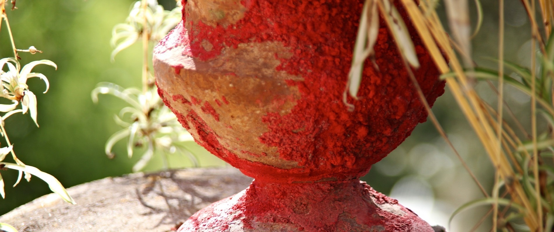 un primer plano de un objeto cubierto de pintura roja