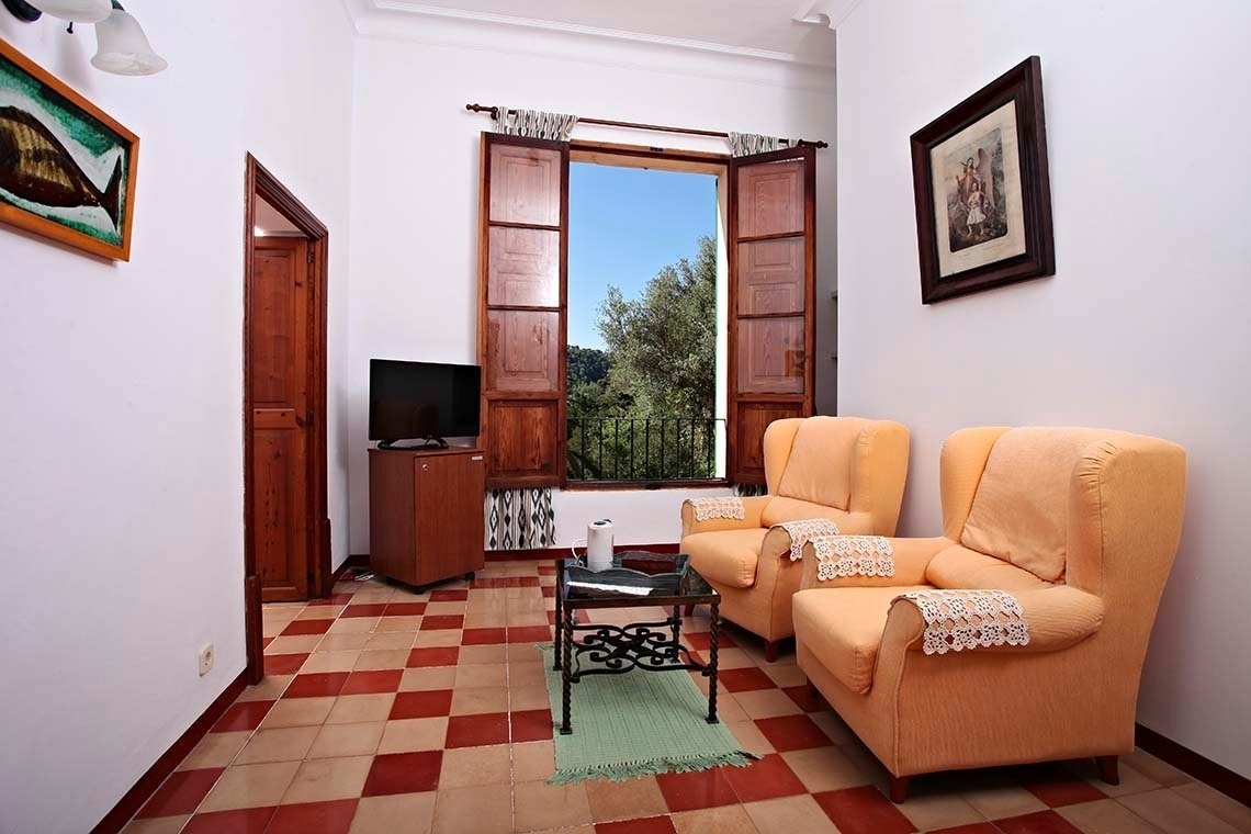 una sala de estar con dos sillas y una televisión