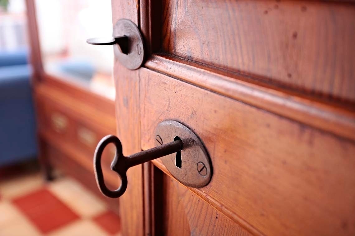 una puerta de madera con una llave en la cerradura