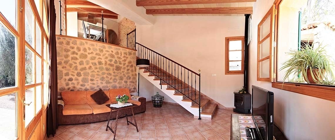 una sala de estar con un sofá y una escalera