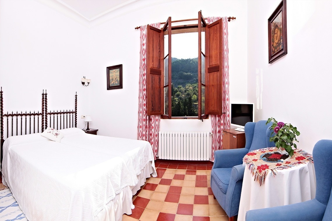 una habitación con una cama , una silla y una mesa