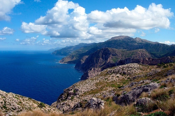 una vista de las montañas y el océano en un día nublado