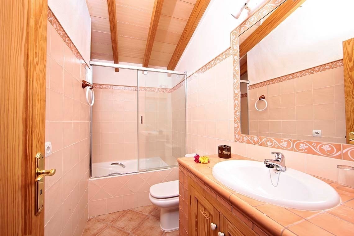 un baño con un inodoro y un lavabo y un espejo