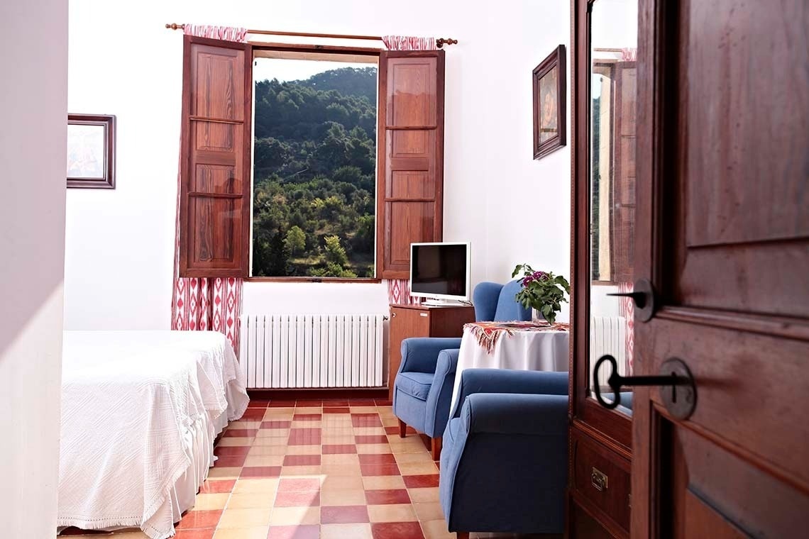 una habitación con dos camas y una televisión