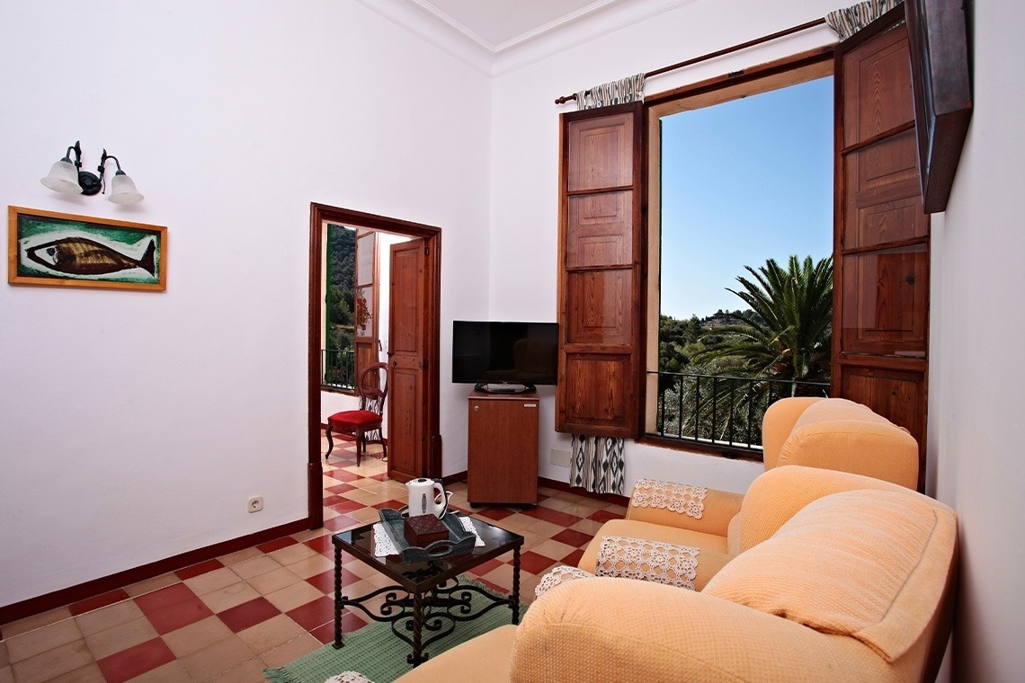 una sala de estar con un sofá y una televisión