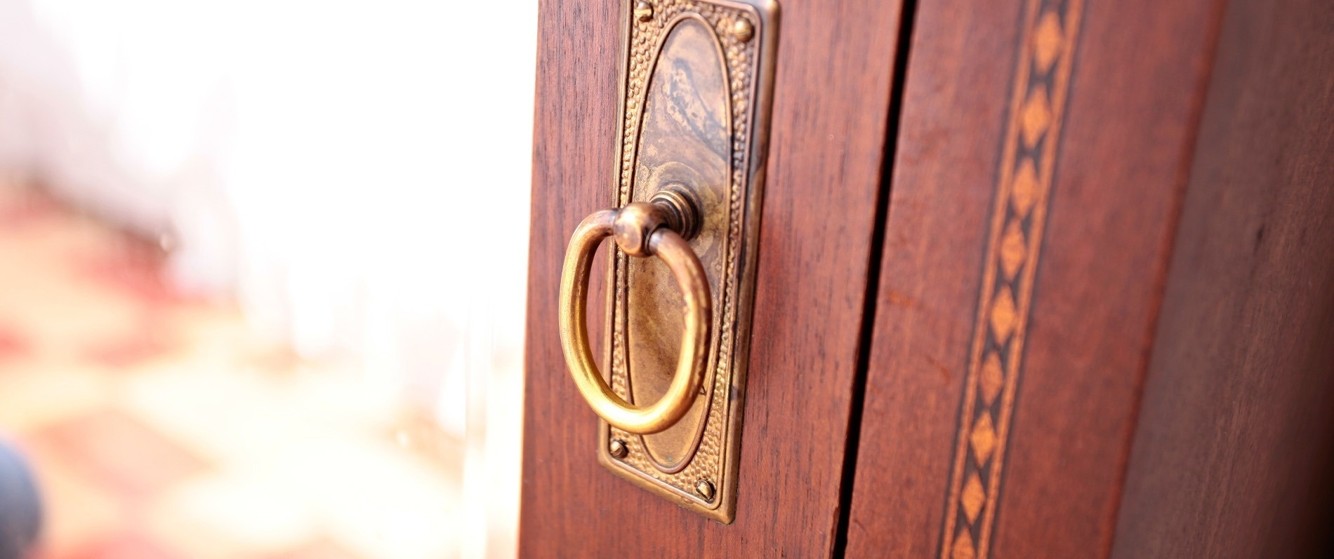 un primer plano de una puerta de madera con un anillo de latón