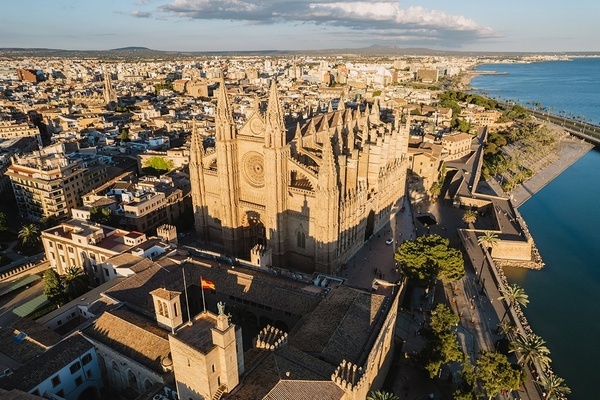 una vista aérea de una ciudad con una catedral en primer plano