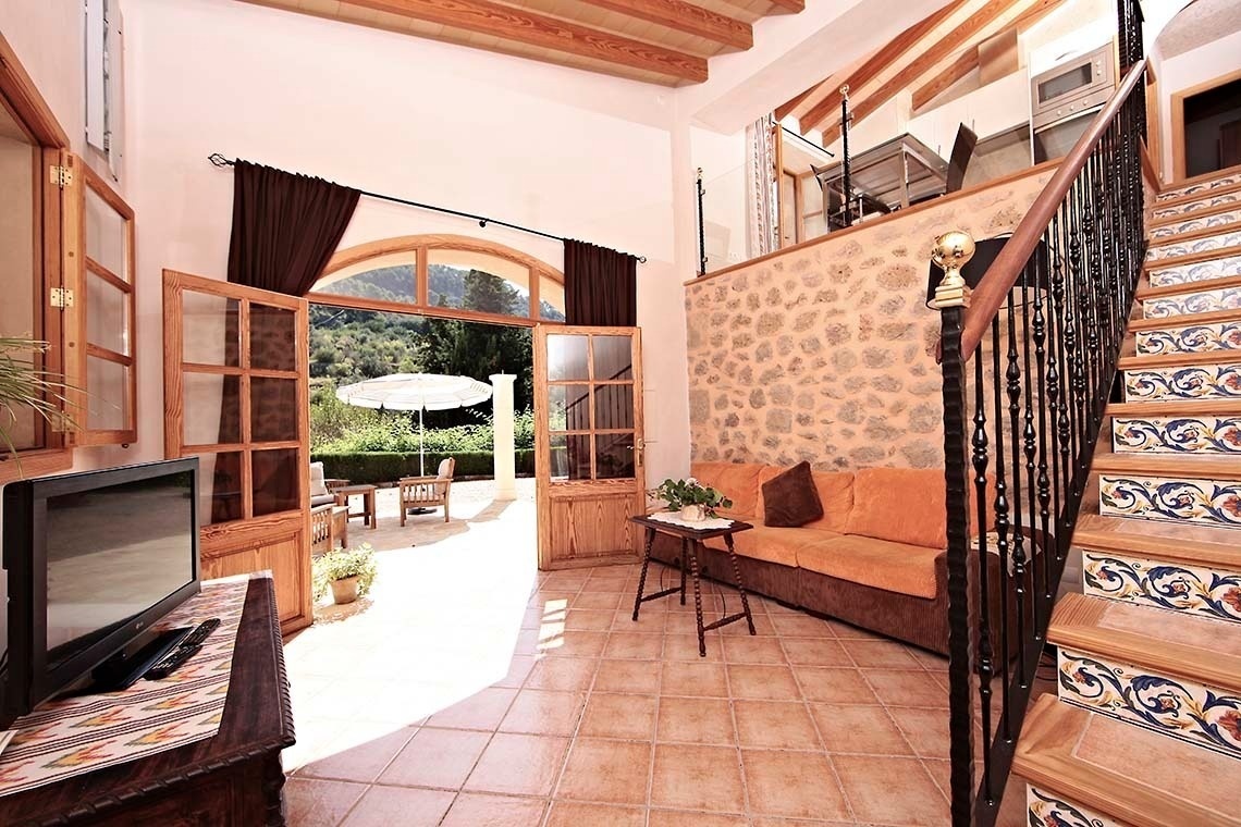 una sala de estar con un sofá y una televisión