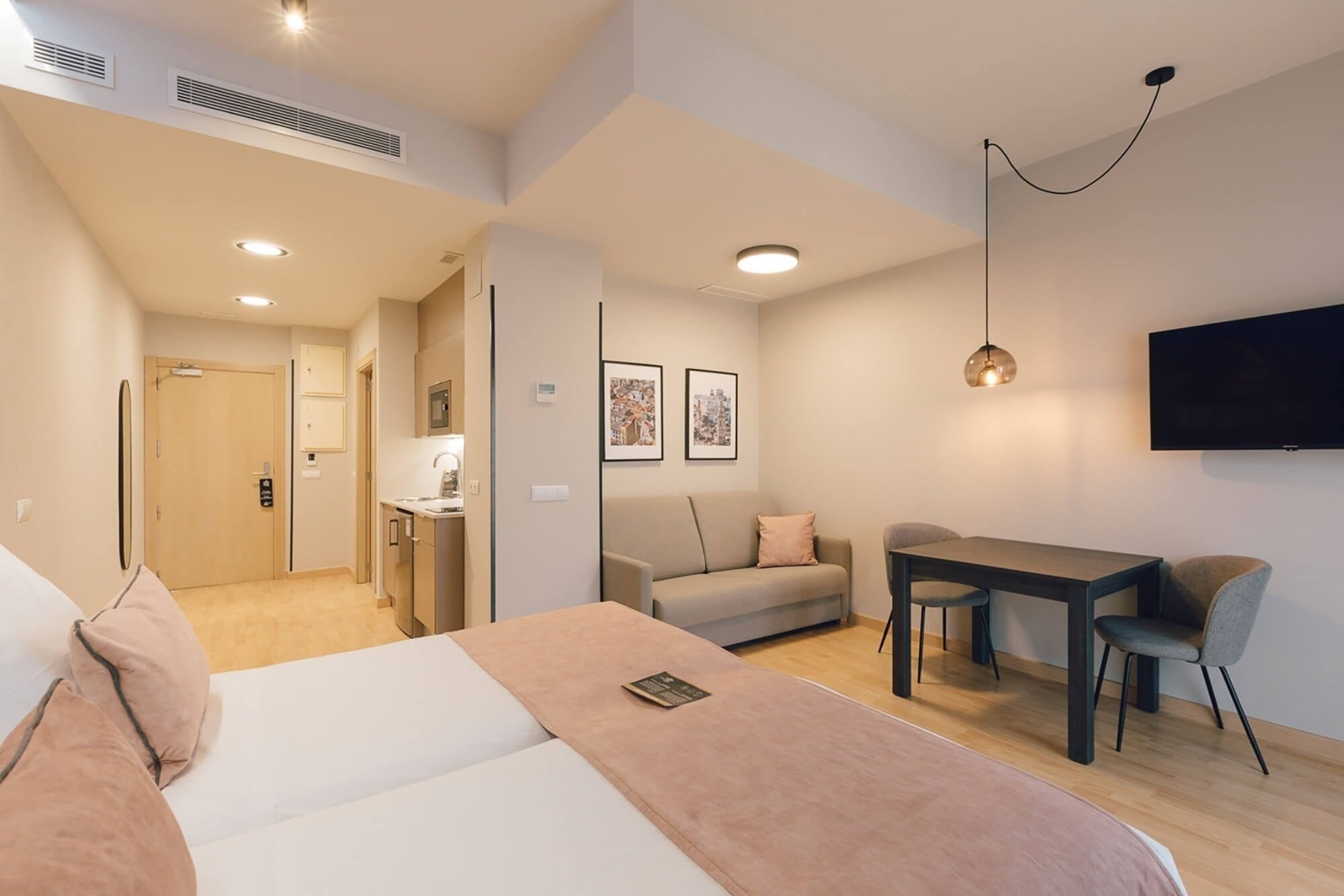 una vista aérea de una ciudad con muchos edificios y techos