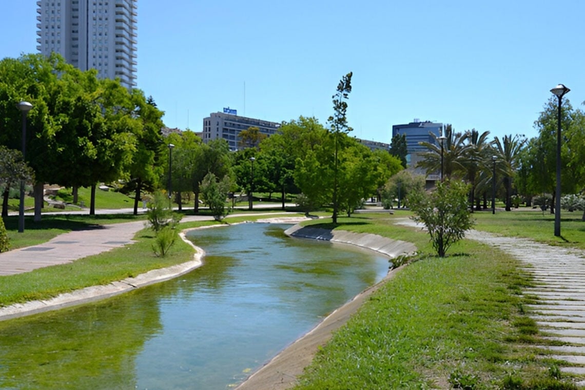 un parque con un edificio en el fondo que dice ' santander '
