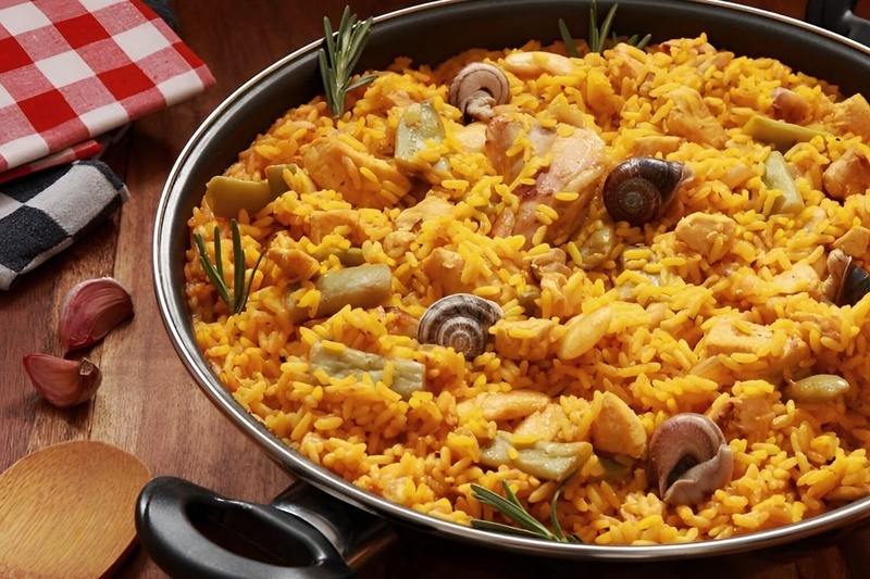 una ciudad con muchos edificios y una plaza en el medio