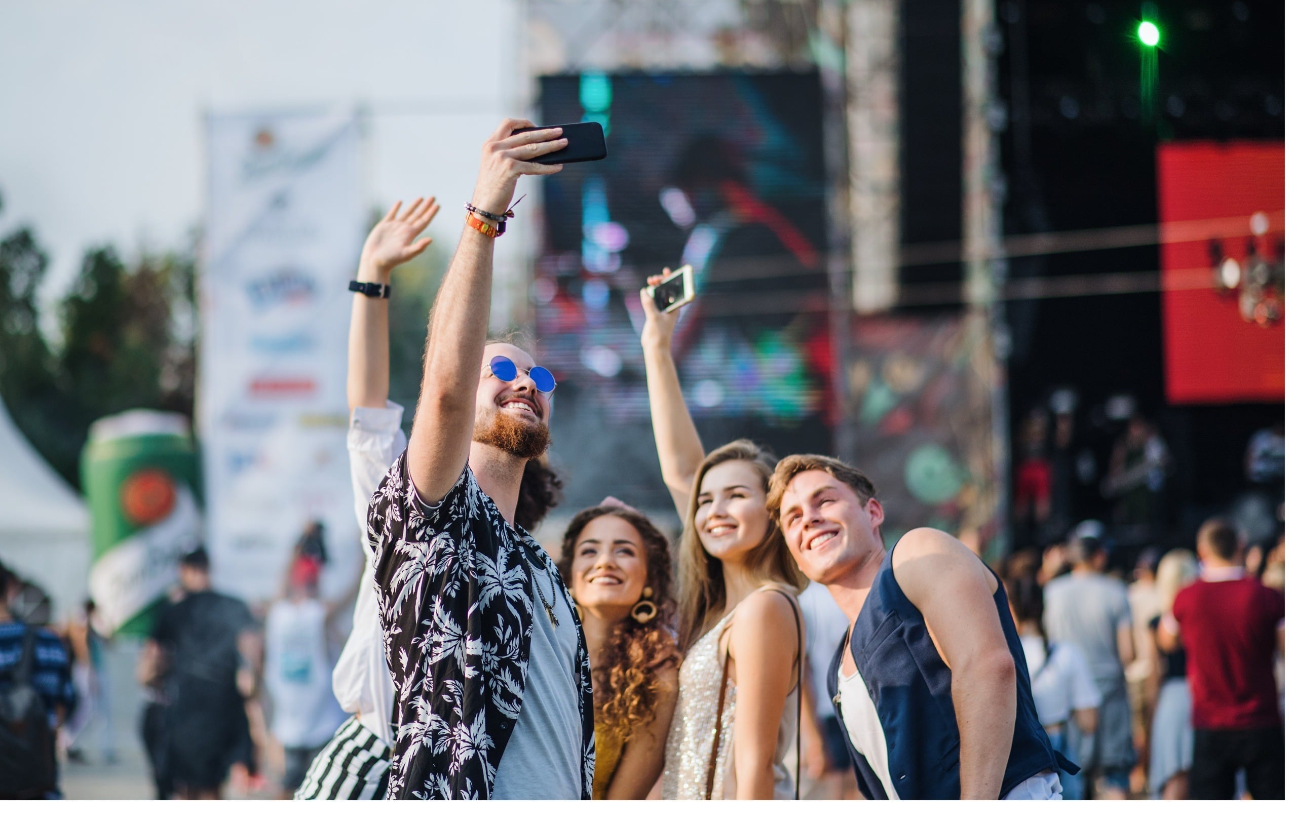 Happy friends at a summer music festival taking a selfie Firmus: Corpo