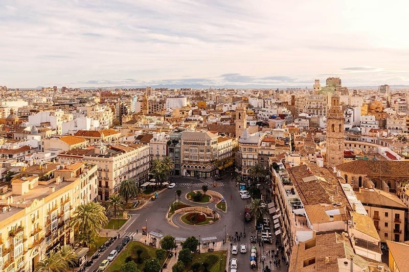 una ciudad con muchos edificios y una plaza en el medio