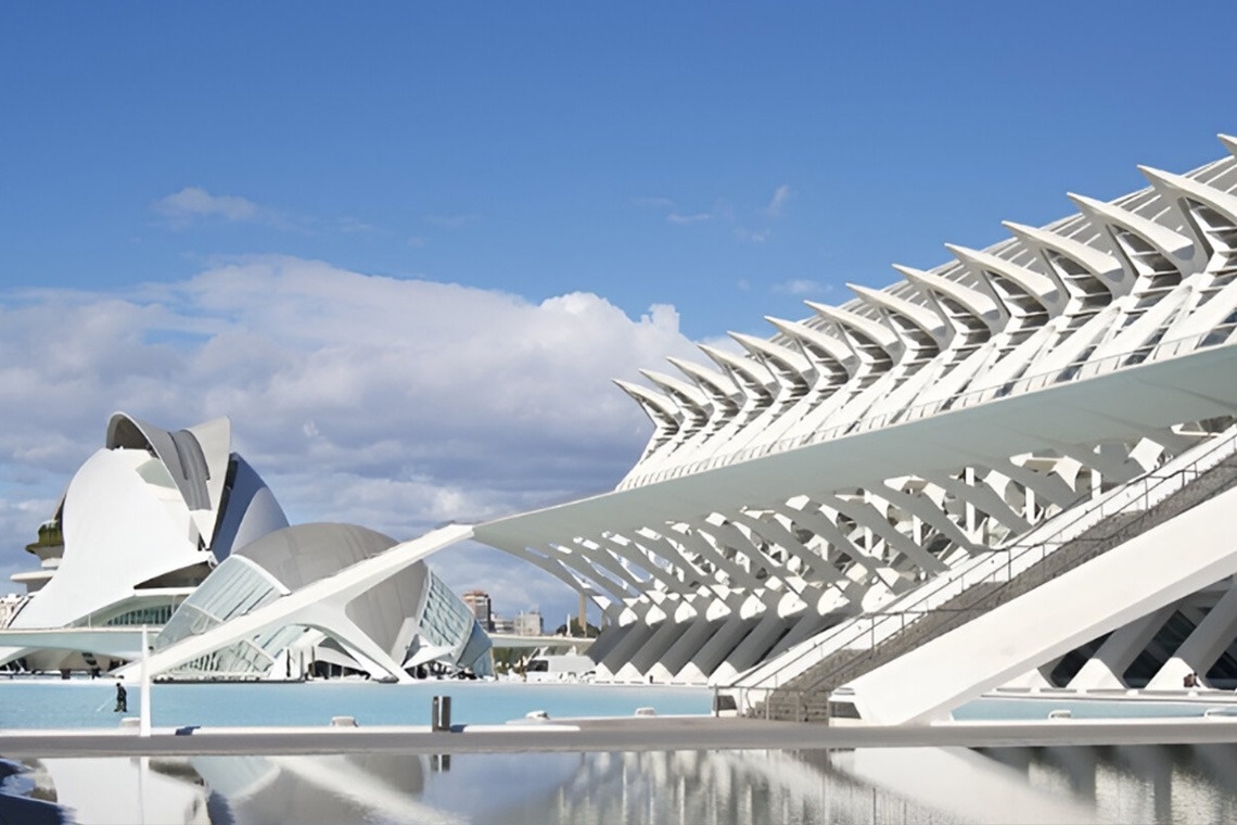 un gran edificio blanco con escaleras que conducen a él