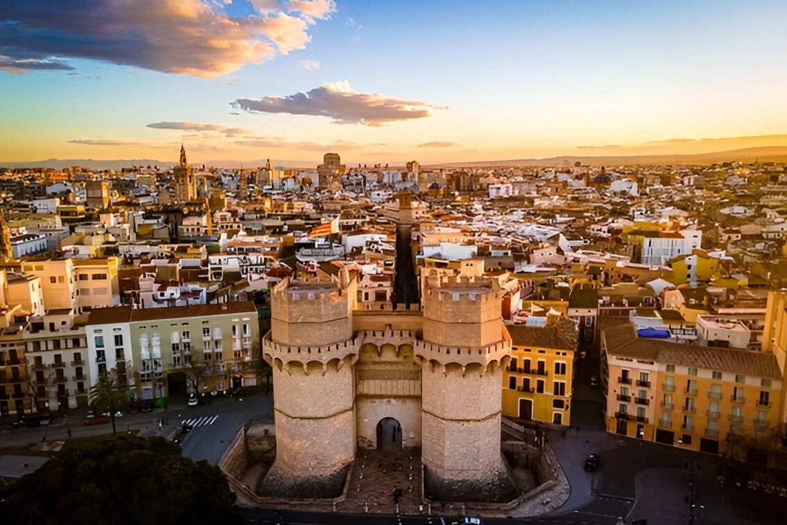 una vista aérea de la ciudad de valencia al atardecer