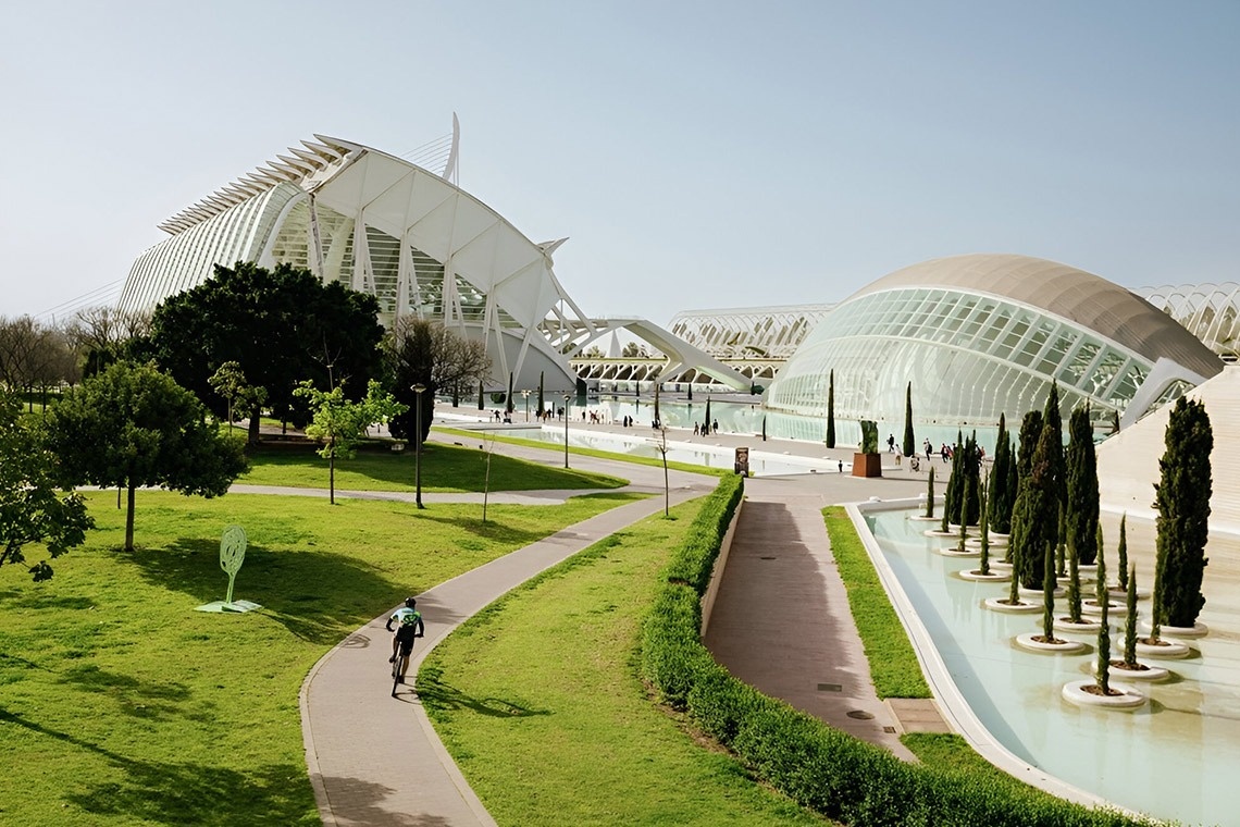 un hombre monta una bicicleta por un sendero en un parque
