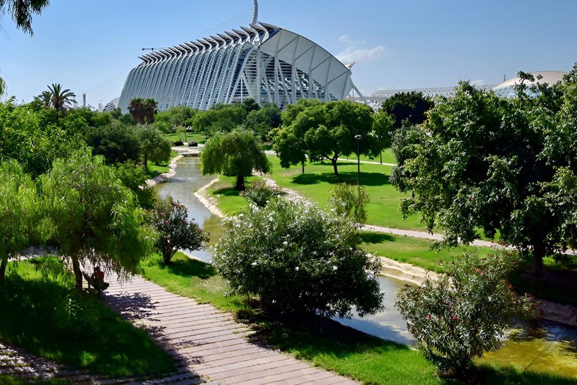 un parque con un edificio grande en el fondo