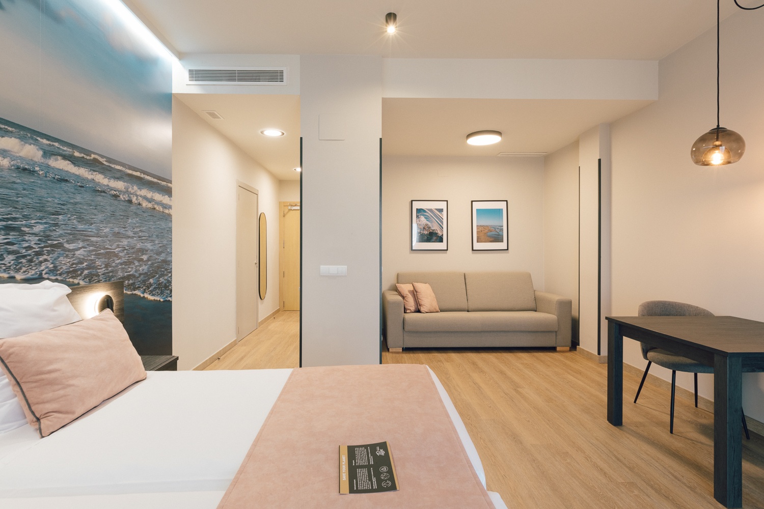 una sala de estar con una televisión y una mesa de madera