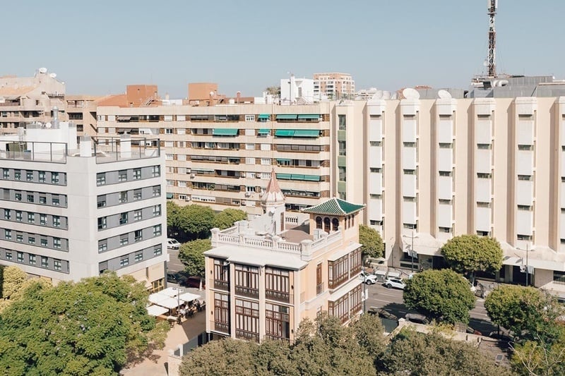 una vista aérea de una ciudad con edificios y árboles