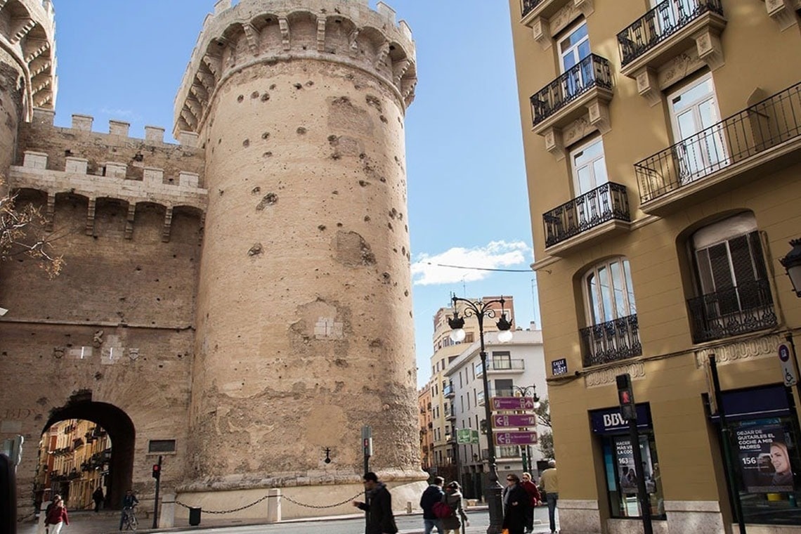 un edificio amarillo con un banco bbva en la esquina