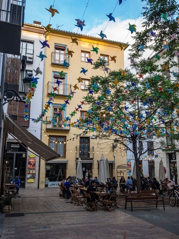 
              Dónde alojarse en Valencia: mejores zonas y consejos para estancias cortas y medias. 