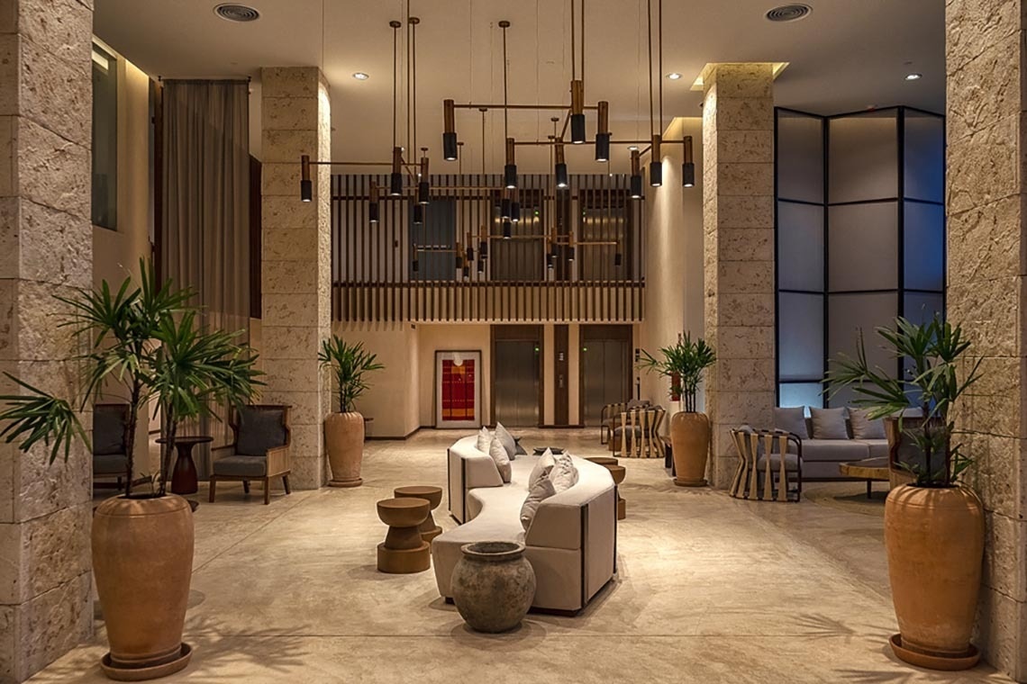 Elegante lobby de The Fives Oceanfront Riviera Maya. ¡Reserva hoy!