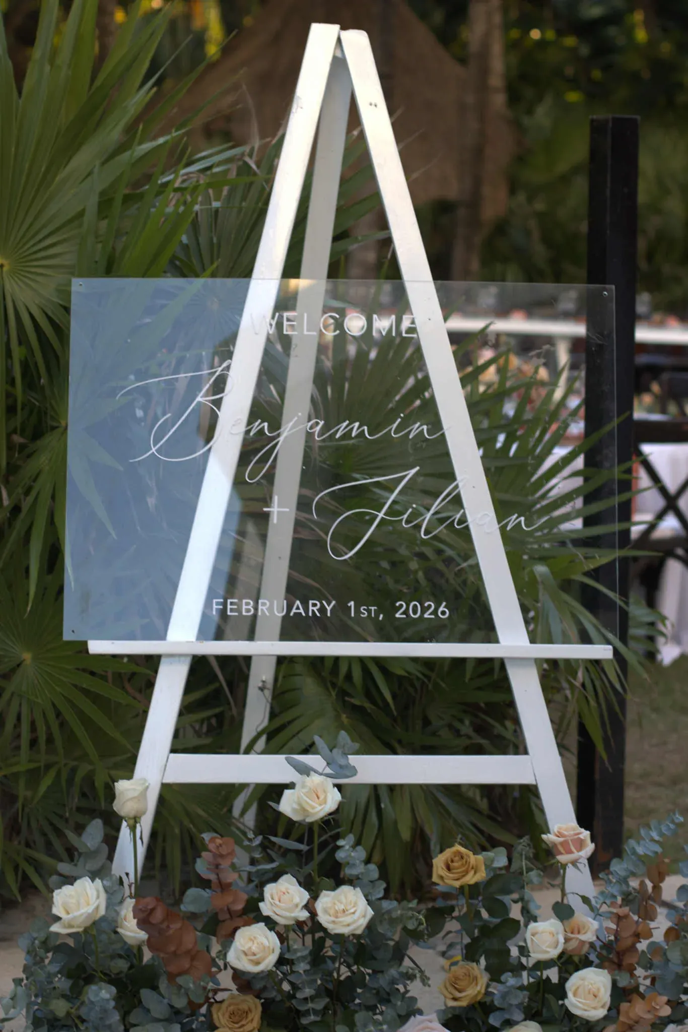Recepción de boda en jardín con decoración tropical en Riviera Maya