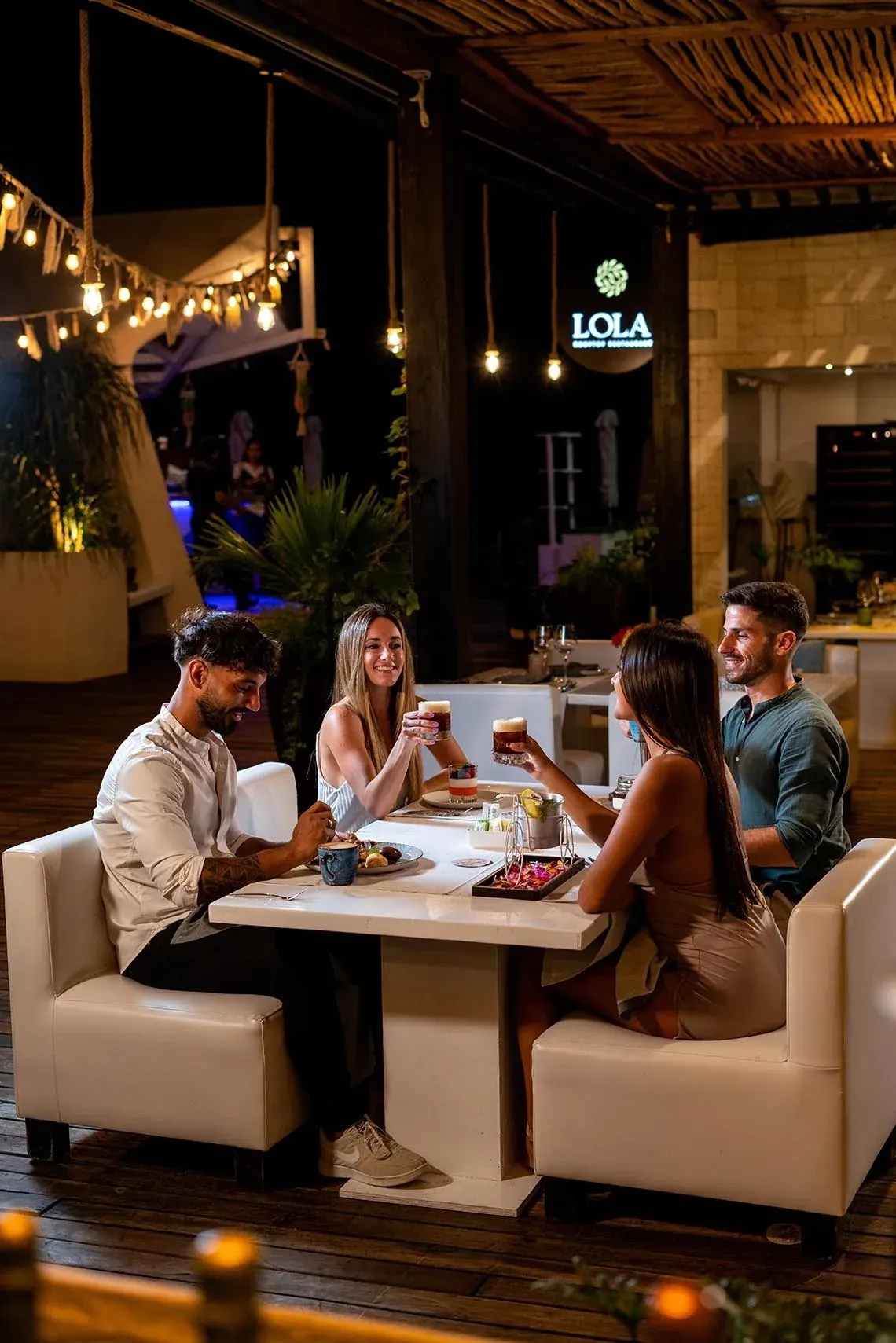 Pareja disfruta de una cena romántica en The Fives Downtown Hotel - Curio Collection by Hilton, México.