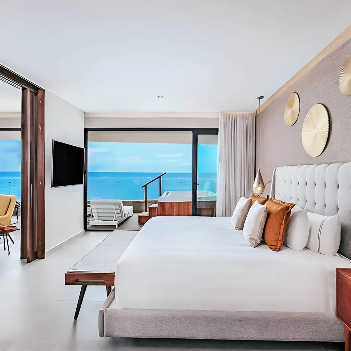 Habitación de lujo con vista al mar en The Fives Corpo, cama king y jacuzzi exterior.
