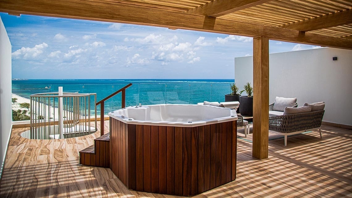 Terraza privada con jacuzzi y vistas al mar en The Fives Oceanfront Riviera Maya, México.