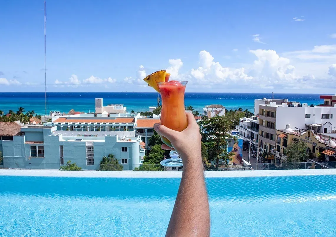 Disfruta de un cóctel junto a la piscina infinita del hotel The Fives Downtown Hotel - Curio Collection by Hilton en México.