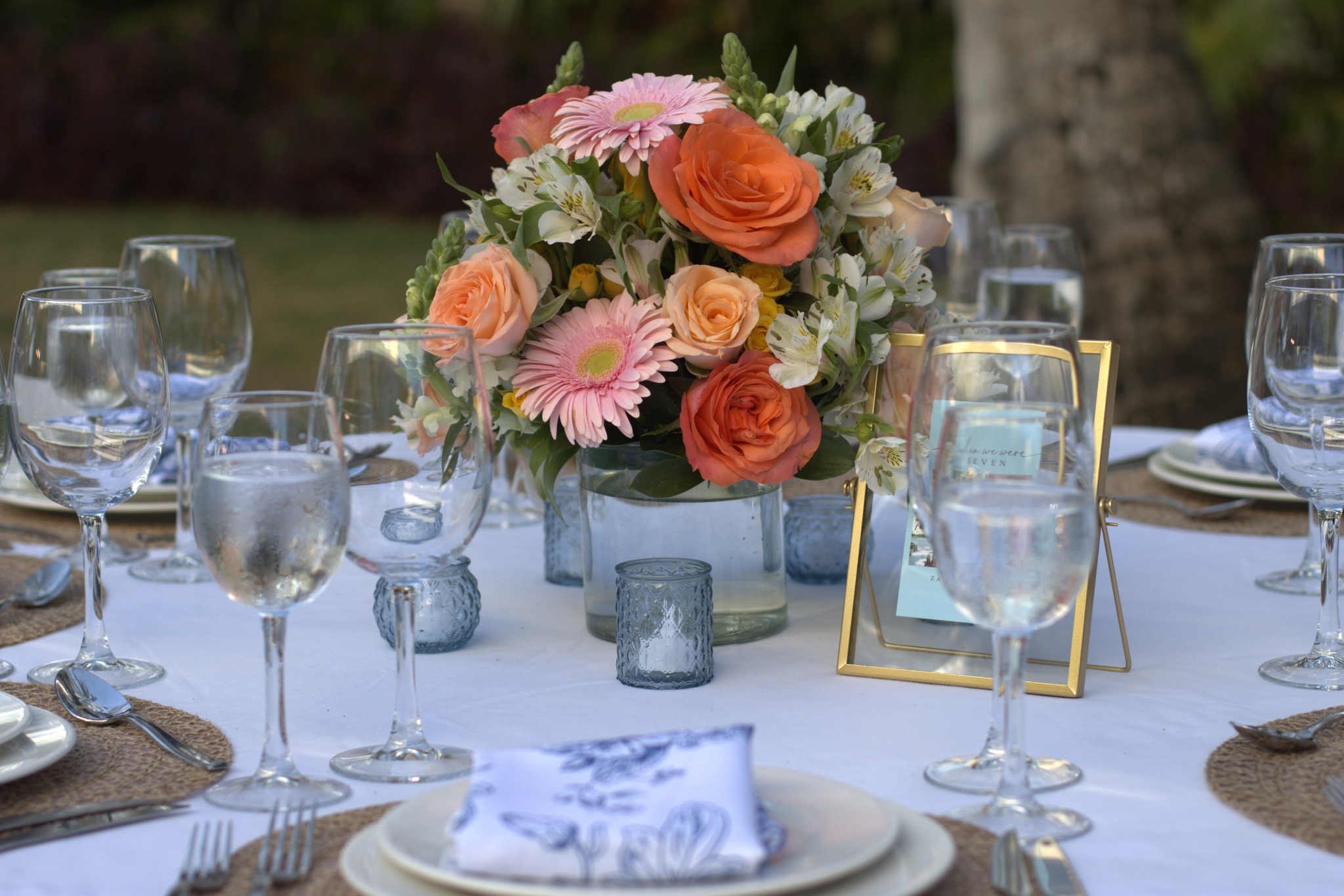 Elegant outdoor wedding table setup in Riviera Maya