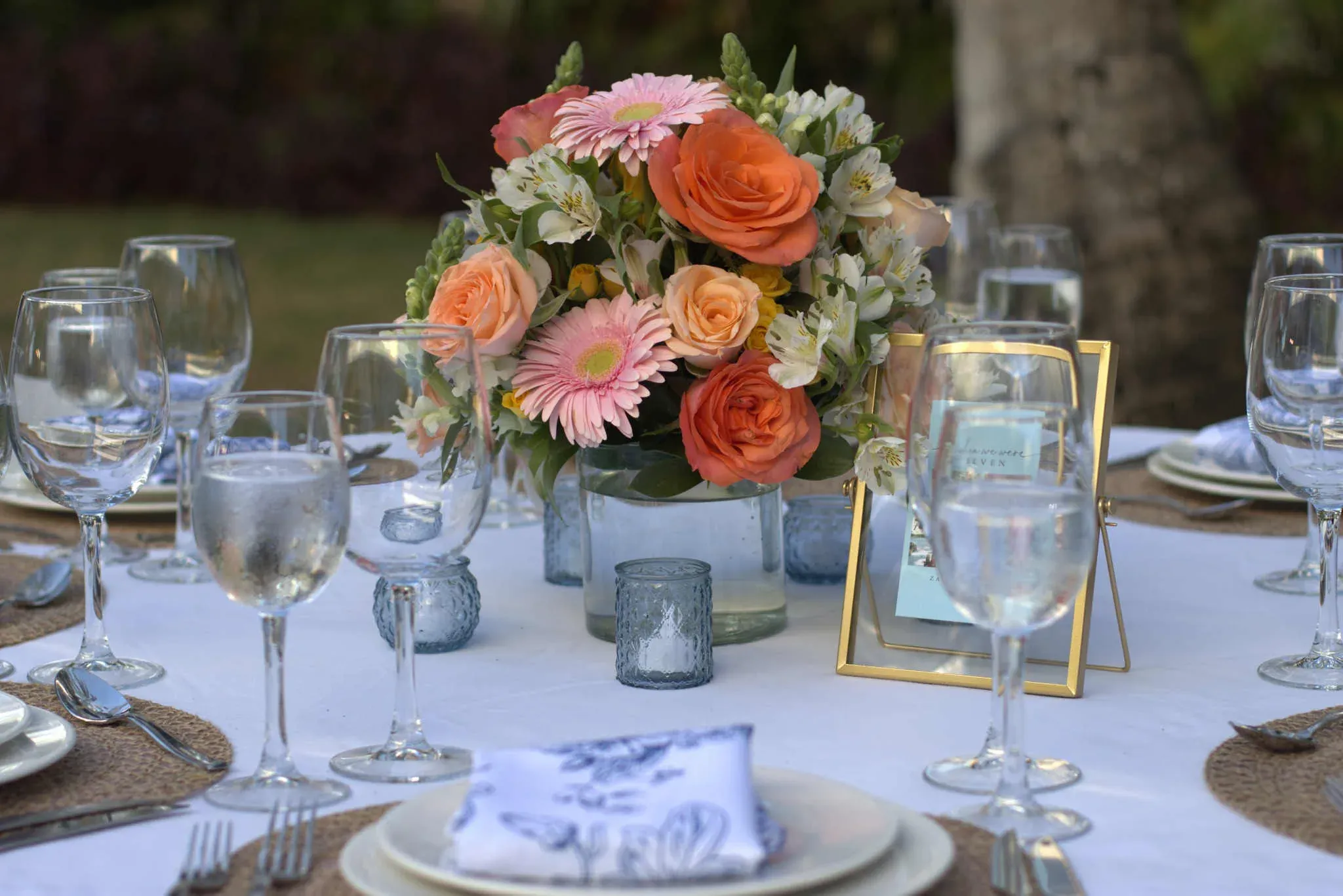 Montaje elegante de mesa para boda al aire libre en Riviera Maya