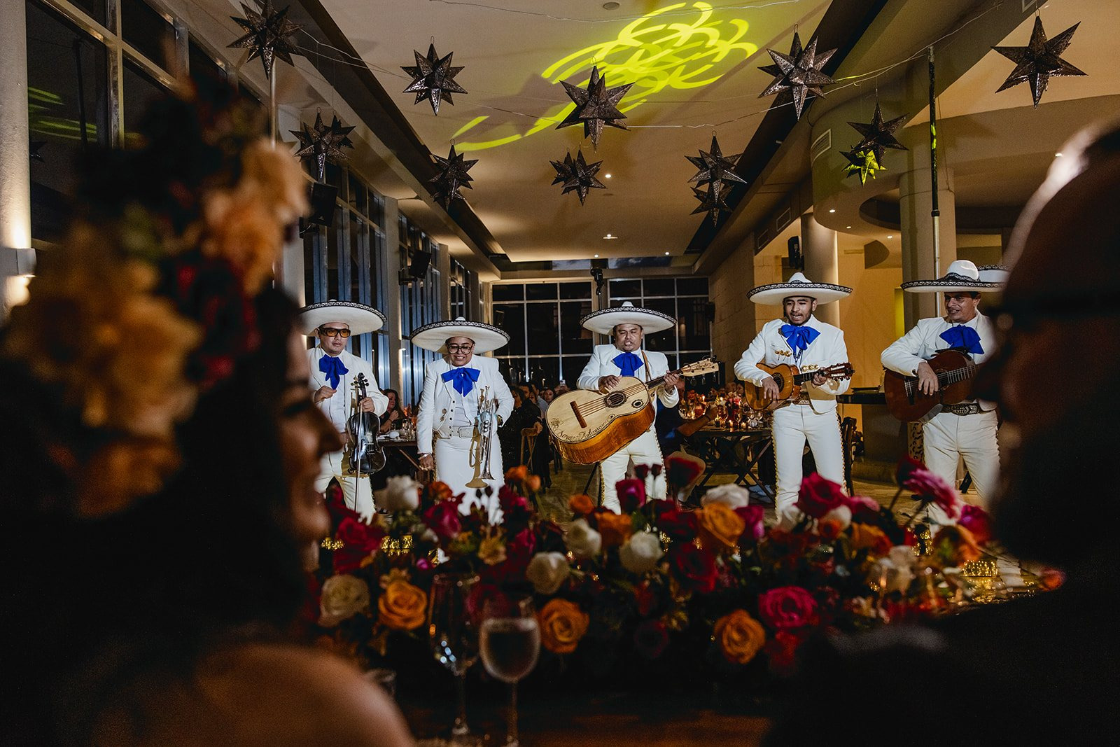 Celebración de boda en interior con iluminación cálida y ambiente sofisticado