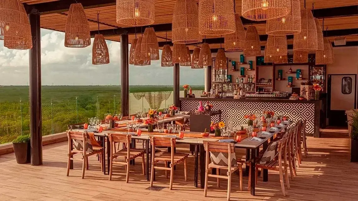 Restaurante con vista al mar, mesas listas, Nuevo Menú de Sushi en Kíin Rooftop | The Fives Hotels