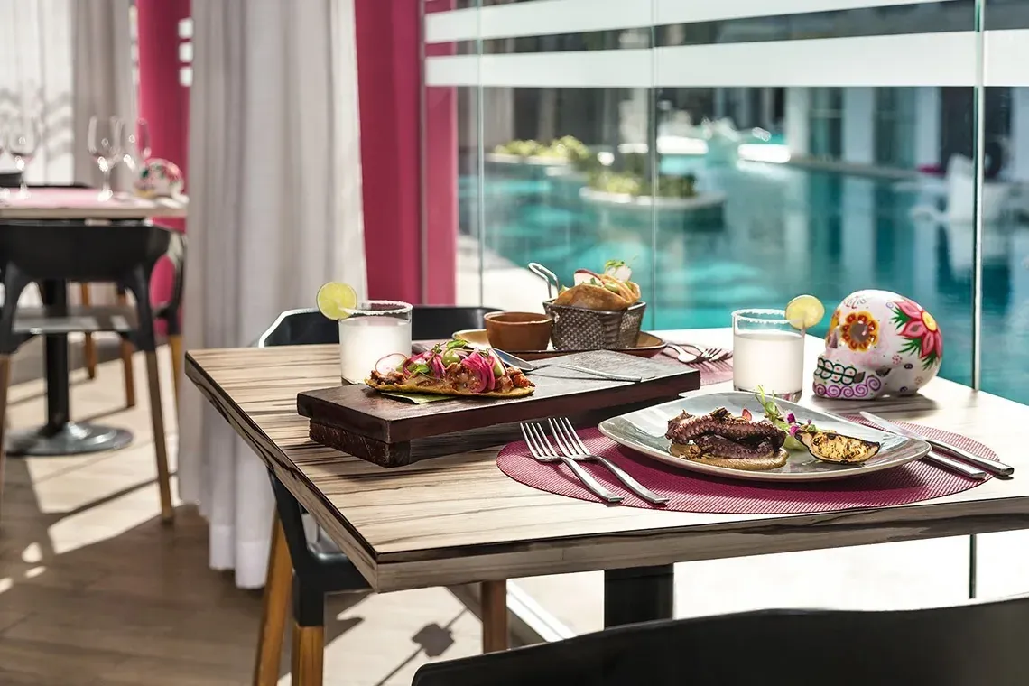 Comida mexicana junto a la piscina en The Fives Corpo.
