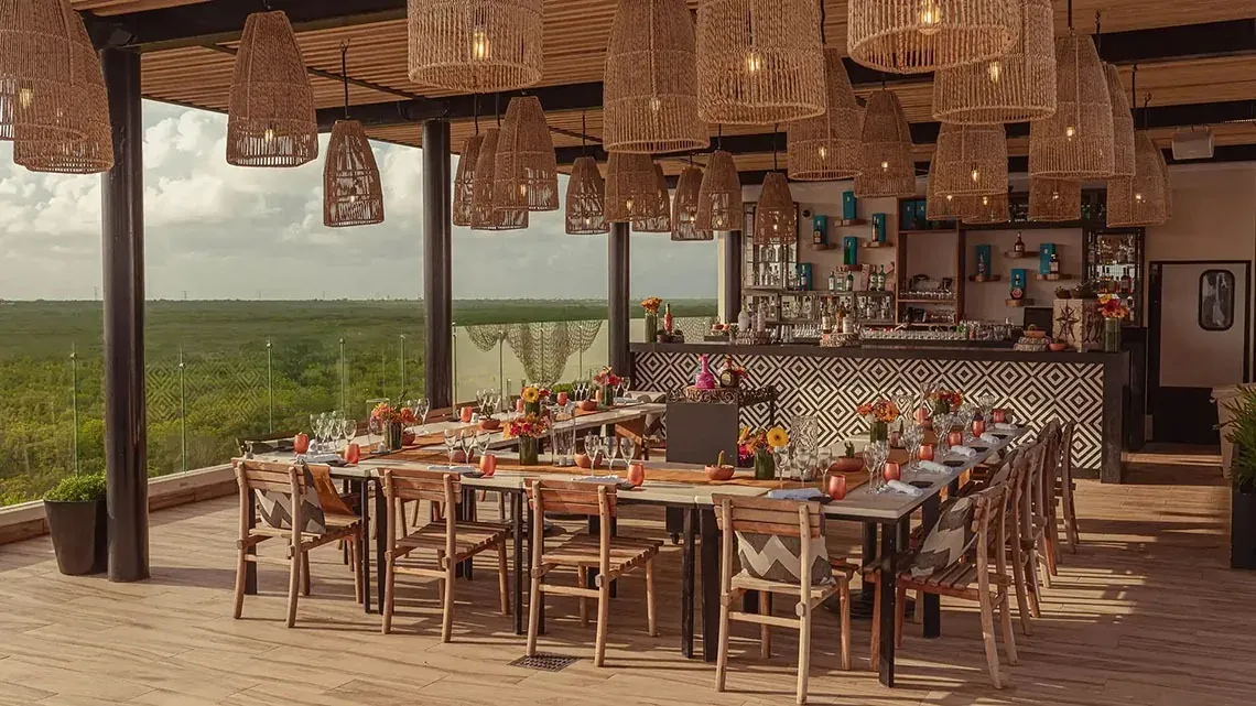 El Fives Corpo: Cena al aire libre con vista panorámica, mesas decoradas y bar