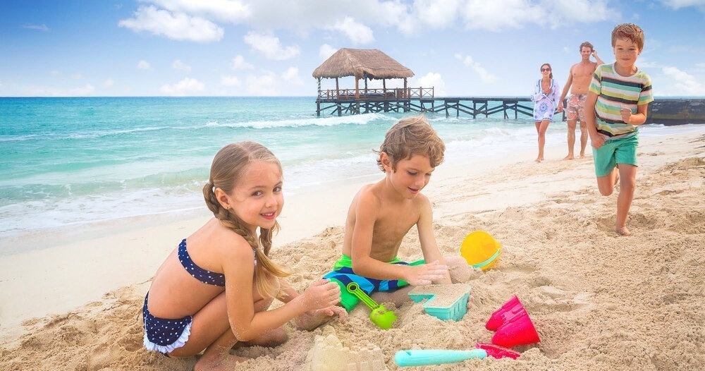 un hombre y una mujer se paran en la puerta de una piscina