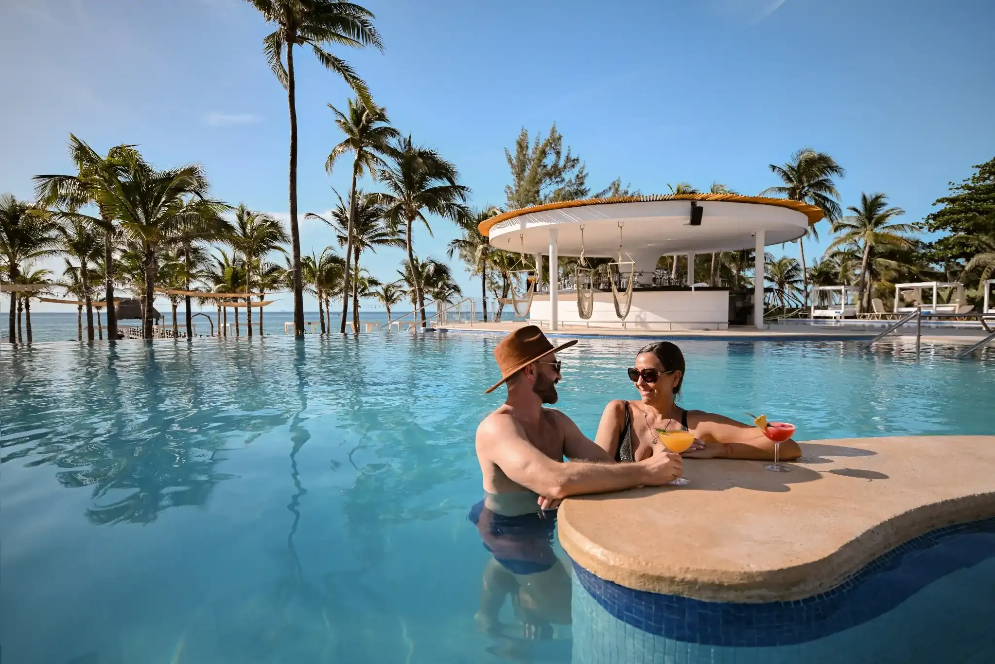 Viajeros disfrutando unas vacaciones tranquilas en el Caribe Mexicano durante septiembre