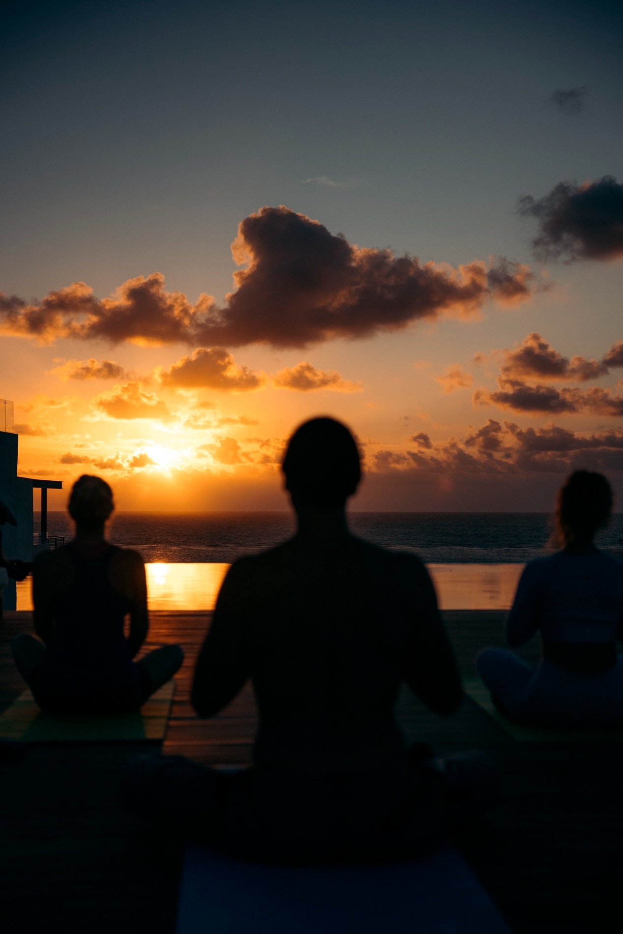 Yoga al atardecer frente al mar en The Fives Oceanfront Riviera Maya - Todo Incluido Opcional | México | Web oficial