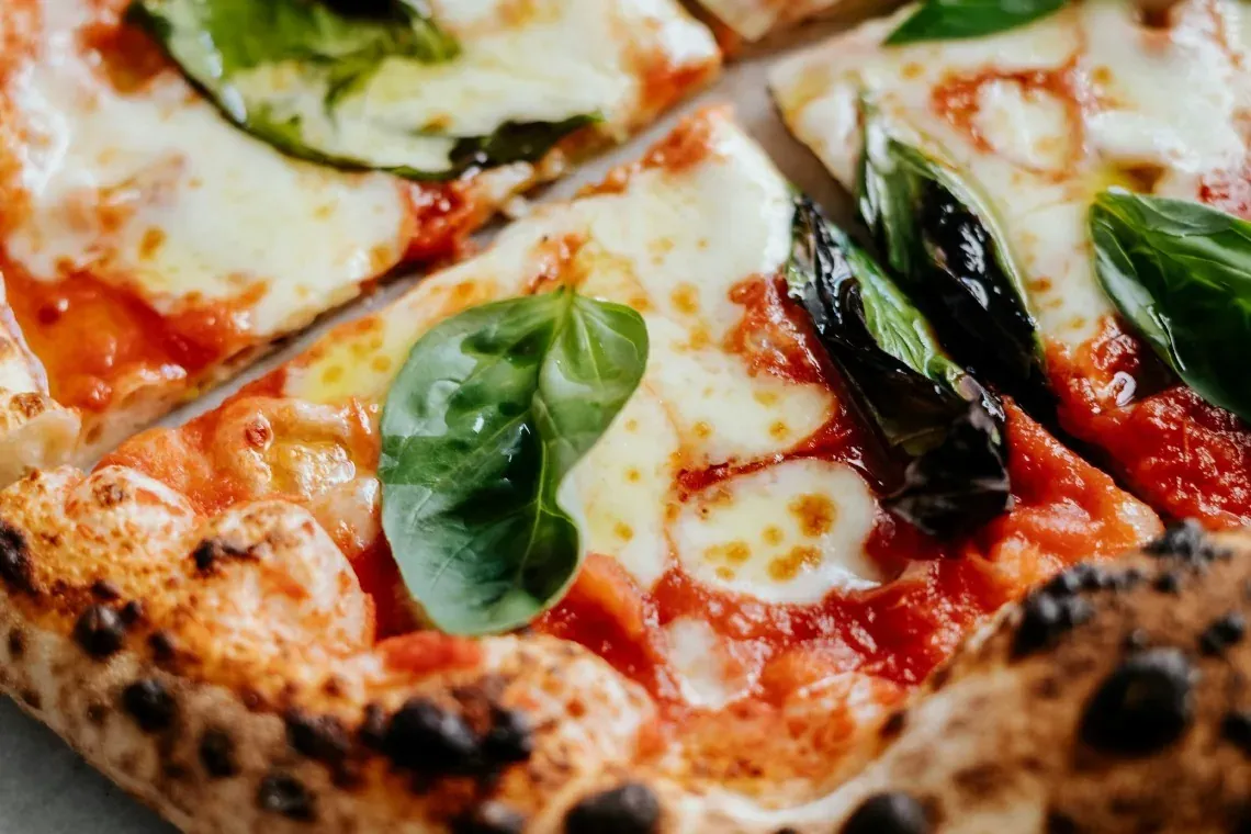 Deliciosa pizza Margherita con albahaca fresca. ¡Visita Sea Olive ahora es Trattoria & Pizzería | The Fives Hotels!