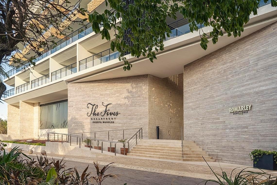 The Fives Oceanfront Puerto Morelos, México: entrada moderna con escaleras y letrero. Reserva oficial.