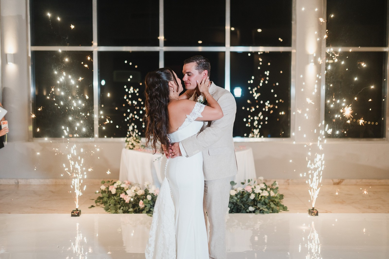Experiencia de boda en lugar interior en The Fives Beach Hotel and Residences en Playa del Carmen