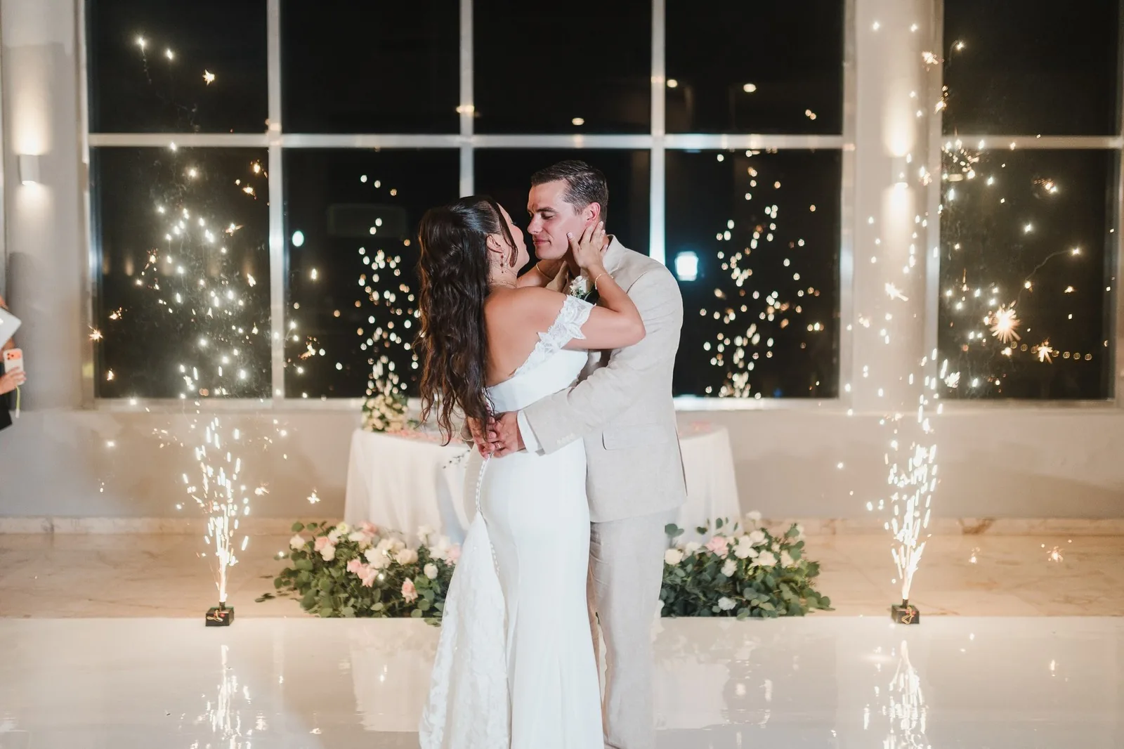 Experiencia de boda en lugar interior en The Fives Beach Hotel and Residences en Playa del Carmen