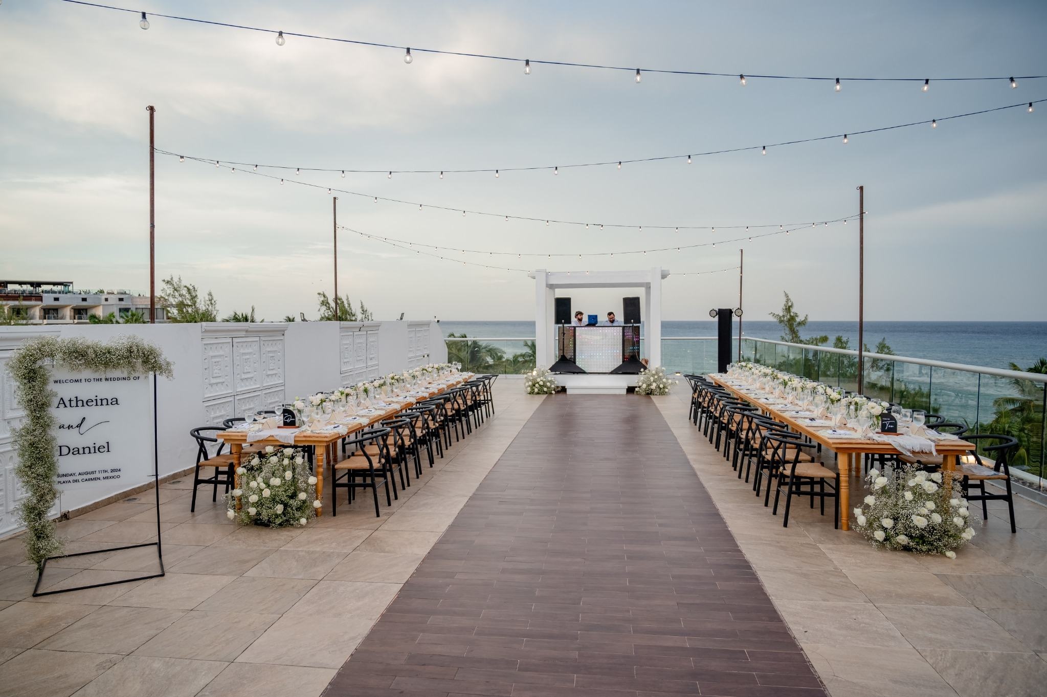 Recepción de boda en terraza con mesas elegantes y ambiente de boda destino