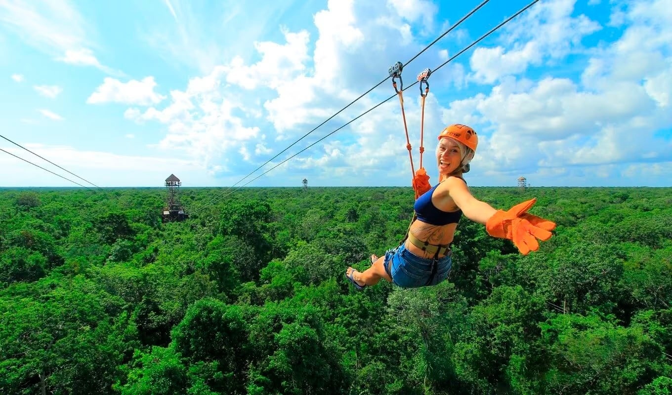 
              Zipline tour in Playa del Carmen